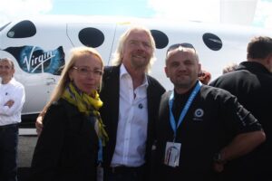 Hingesugulased isekeskis. Vasakult Marilin Hein, Richard Branson ja Raivo Hein. 