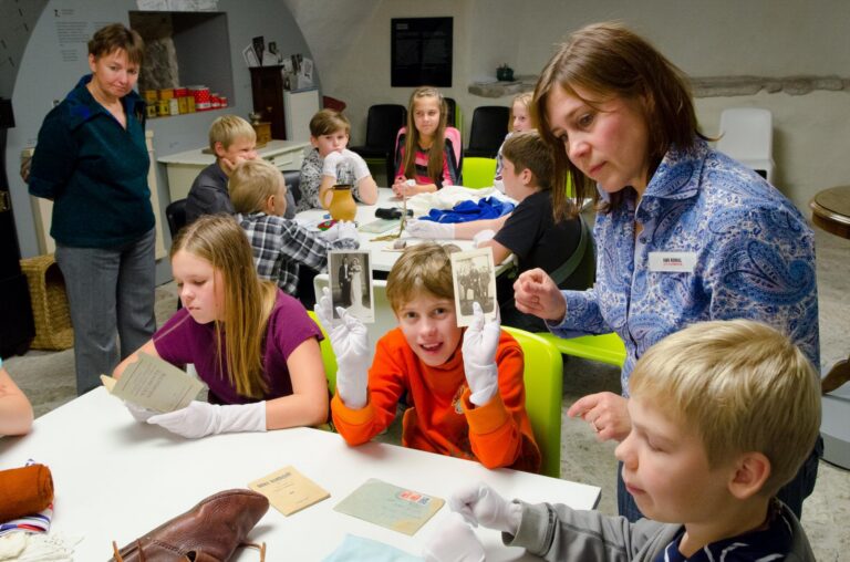 Muuseumipedagoog Anu Kohal juhtimas programmi "Mis on ajalugu?"
