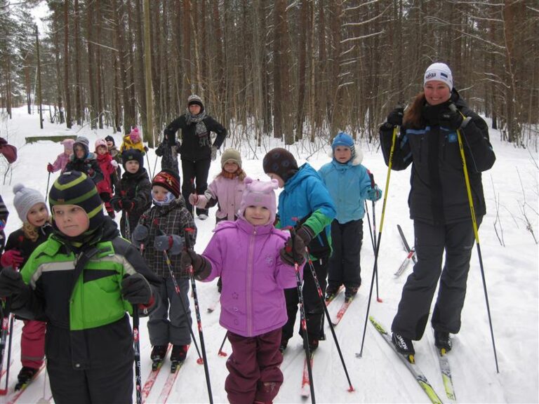 Suusavarustus on ühekordne, kuid pikaajaline investeering, millest sõltub laste tervis ja elukvaliteet. Fotol on lastega koos suuskadel lasteaia hoolekogu esinaine Pille Moon.