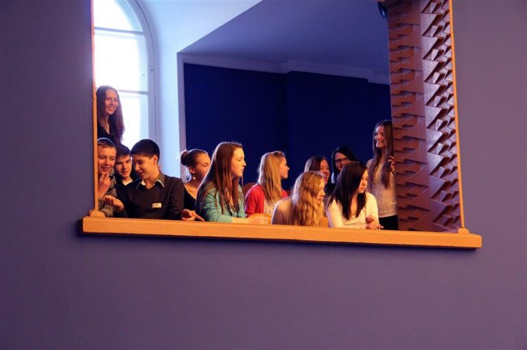 Riigikogu rõdult kuulasid õpetajahariduse uuendamise juttu kooliõpilased.