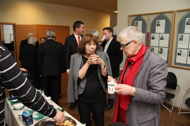 Õppejõud Viive-Riina Ruus ja lavastaja Merle Karusoo meenutavad konverentsi kohvipausi ajal oma legendaarseid õpetajaid. Foto: Raivo Juurak
