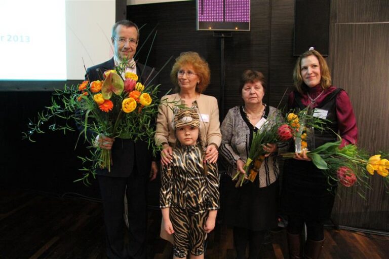 Hetk kõige loovamate autasustamiselt. Tiigrihüppe patroon president Toomas Hendrik Ilves, sihtasutuse juhataja Enel Mägi, nende kõrval Tiigri tegija 2012 Kristi Rahn ning Marika Pütsep, kes esindab Salme põhikooli, Tiigri tegijat 2012 koolide arvestuses. Ning Tiigrikutsu. 