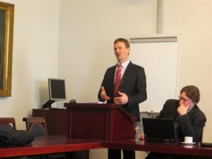 Keelenõukogu seminaril avaldasid arvamust TÜ rektor. Volli Kalm, HTM-i osakonnajuhataja Mart Laidmets, rektorite nõukogu esimees Alar Karis, EMTA rektor Peep Lassmann, akadeemik Peeter Saari ja riigikogu liige Paul-Eerik Rummo. Fotod: Sirje Pärismaa 