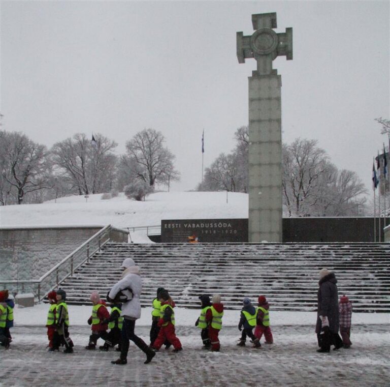 Vabadussõja võidusammas muutub vene kooliõpilasele arusaadavamaks, kui talle rääkida ka reaalkooli juures olevast „Poisist”.  Foto: Raivo Juurak