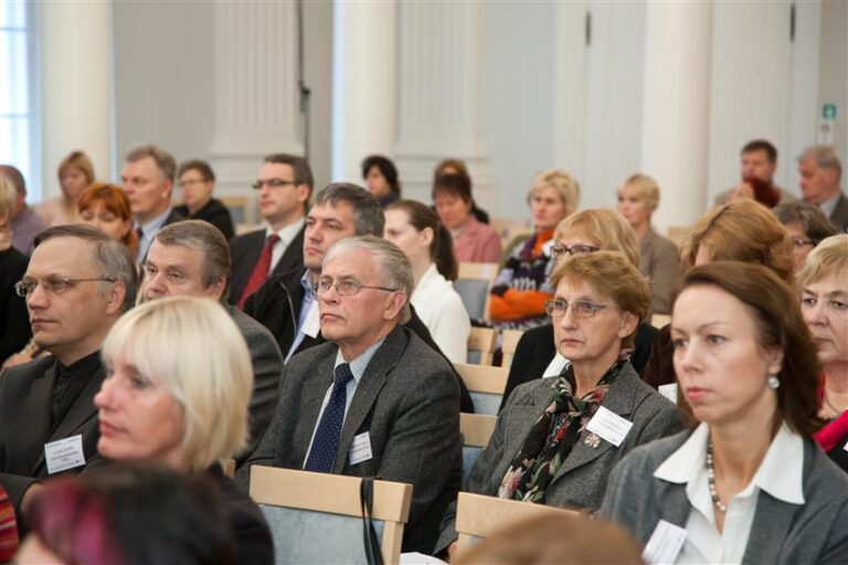 Ekspertkomisjon soovitas muuta haridusteadused Eestis nähtavamaks ja praktikute poolt rakendatavaks. Regulaarne teaduskonverentside korraldamine on üks tee eri ülikoolide teadlaste, kooliinimeste jt ühisseisukohtade kujundamiseks. Pildil TÜ korraldatud haridusteemaline teaduskonverents EHE2011 (Ettepanekud Hariduse Edendamiseks). Foto: Mario Mäeots