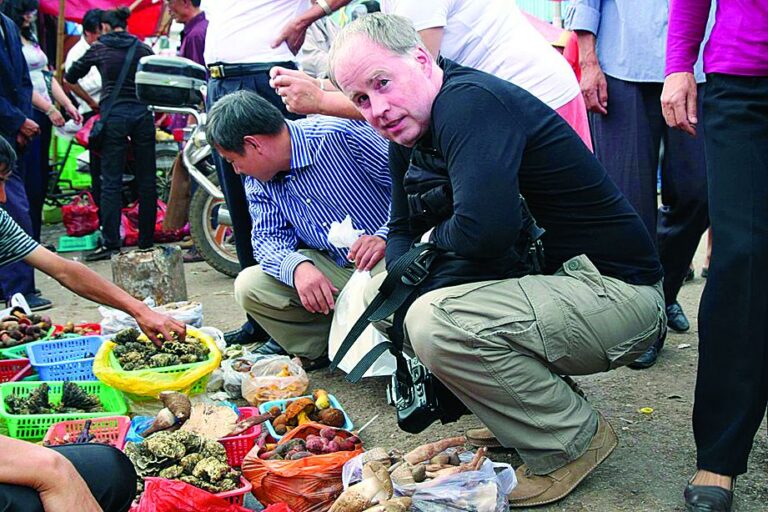 Akadeemik Urmas Kõljalg, TÜ mükoloogia professor ja loodusmuuseumi direktor Yunnani turul seeni uurimas/ostmas (ekspeditsioon Hiinasse, 2010).