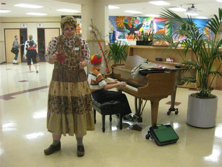 Üks kostümeeritud õpetaja Nohikute päeva hommikul õpilasi fuajees tervitamas. Kooli fuajees oleval klaveril võib mängida igaüks. 