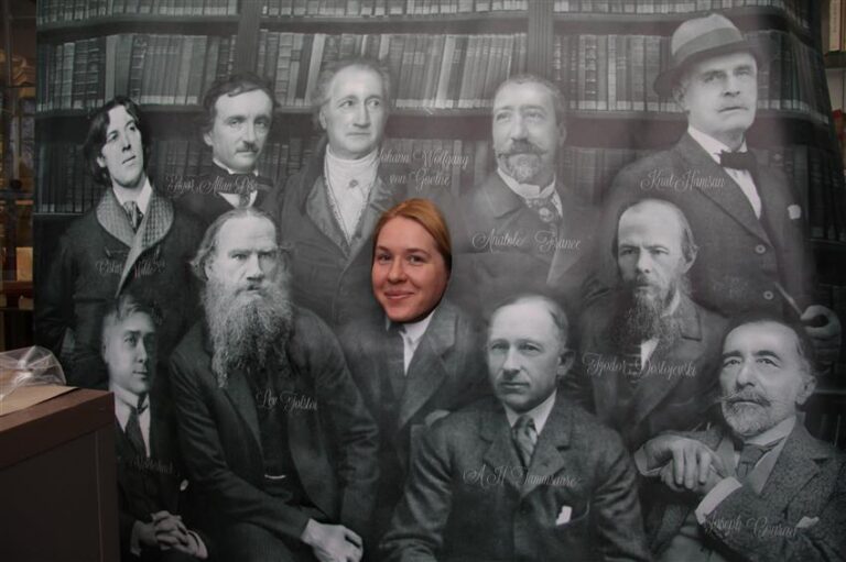 Maailmakirjanike pannoo taustal saab iga külastaja endast koos kuulsate kirjanikega pilti teha. Fotol keskel Tallinnas asuva A. H. Tammsaare muuseumi juhataja Maarja Vaino.