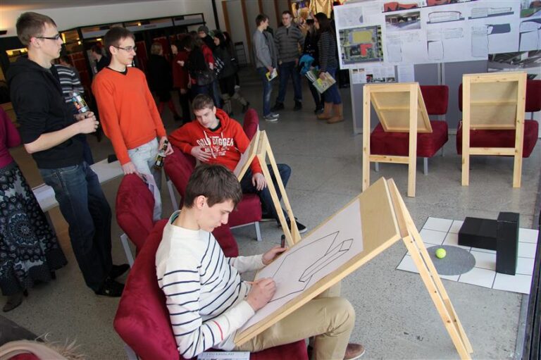 Arhitektuuri erialast huvitatud said proovida, kas nad oskavad geomeetrilisi kujundeid joonistada. 