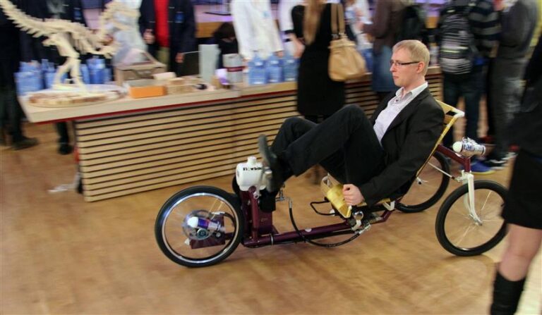 Masinaehituse eriala tudengid sõitsid saalis ringi omaehitatud kaadervärkidega.