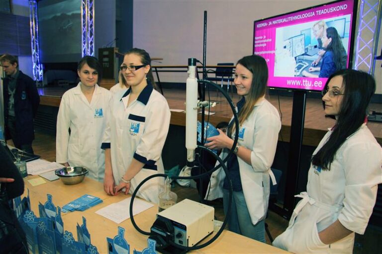 Keemiahuvilised said teha kemikaalidega katseid. 