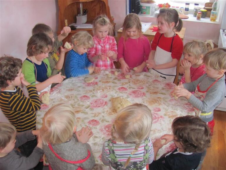 Waldorf-lasteaias toimub igal nädalapäeval üks kindel põhitegevus – reedeti küpsetavad lapsed saia. Fotod: Jaanika Tammemäe 