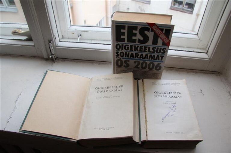 Valik varasemaid õigekeelsussõnastikke aastatest 1960, 1976 ja 2006. ÕS 2013 kaanekujundus veel valmis ei ole. Foto: Raivo Juurak