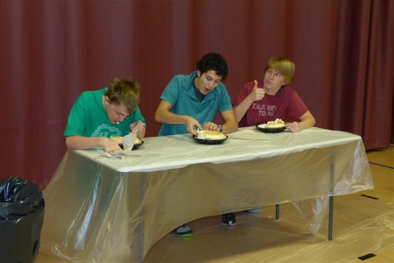 Üle­koolilise piruka­söömis­võistluse gümnaasiumi osas võistles kolm kõhna poissi, kes sõid viis minutit kestnud võistluse jooksul oma pirukaid vaoshoitult ja aeglaselt, üldsegi mitte nii, nagu Ameerika filmides. Teised õplased elasid neile kaasa ja vahel isegi hõikasid: „Söö aeglaselt!” Võistluse lõppedes oli igaühel hulk pirukat veel järel.