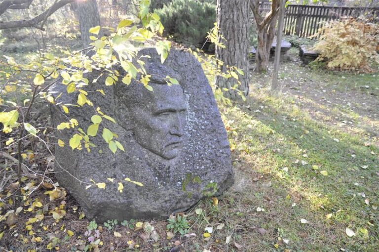 Juhan Liivi kuju Tuglaste aias. Foto: Vallo Kepp