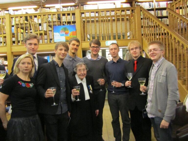 Õde Maryt tulid sünnipäeva puhul õnnitlema ka tema esimesed VHK õpilased. Foto: Raissa Keskküla 