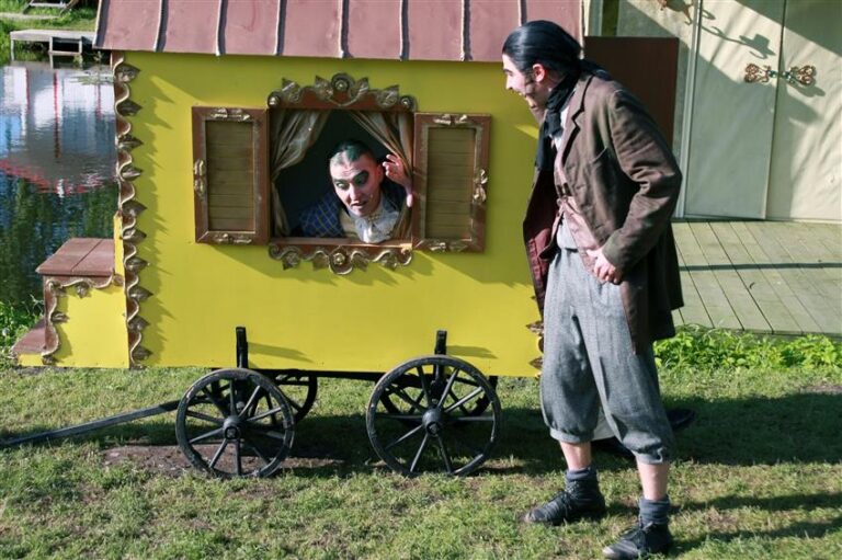 Ugala „Tuul pajuokstes”: loodus kohtub teatraalsusega ning moodustub tervik, mis ei ala- ega ülehinda vaatajat, küll aga näitab, millised rikkalikud võimalused on ühel suvelavastusel lastele. Foto: Jaanus Laagriküll