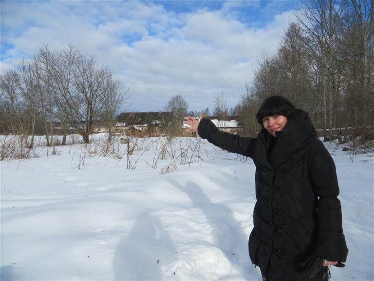 Direktor Maire Reest näitab lumisel       mõisaväljal kohta, kus sügisel 2015 peaks avatama uus koolimaja. Kaagveres on uuest majast unistatud juba kümme aastat. Mõisa peamajast koliti      ammu välja, tegutsetakse kitsukesel asenduspinnal. Riigi Kinnisvara AS on nüüd kuulutanud välja hanke maja projekteerimiseks. Fotod: Sirje Pärismaa 