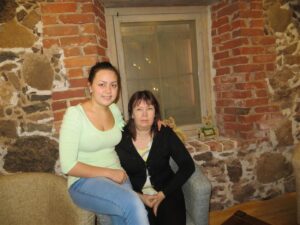 Laura koos sotsiaalpedagoogi Merle Annusveriga.  