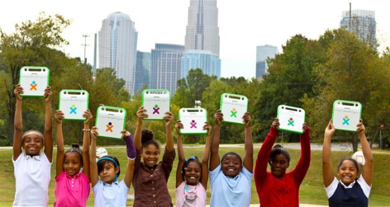 Kokku oli OLPC sihtasutus 2012. aasta lõpuks tarninud 2,4 miljonit sülearvutit 41 riiki. Roheline aparaat on vastupidava korpusega ning selle akut saab elektrivarustuseta koolides või kodudes laadida ka vända või päikesepatarei abil. Fotod: one.laptop.org