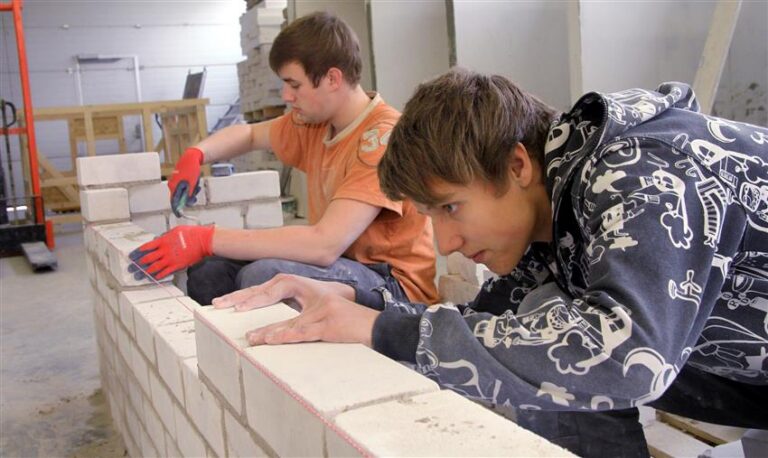 Tagasiside põhjal hindavad Pärnumaa kutsehariduskeskuse õpilased oma kooli õpetajate professionaalsust väga kõrgelt. Foto: Ants Liigus