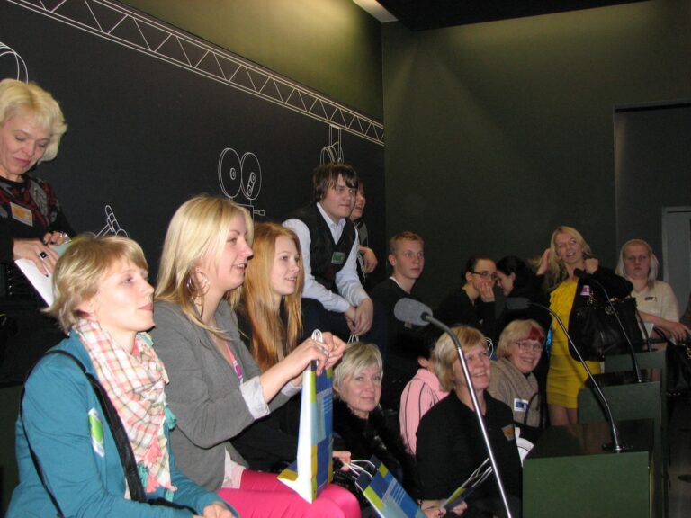 Rollimängus olime eurosaadikud erinevates fraktsioonides ja 1-3 minuti jooksul tuli sõnavõtjatel kaitsta oma fraktsiooni  seisukohti eurodirektiivide kohta ning hääletada, hääletada ja hääletada.