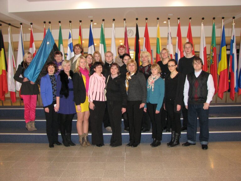 Kanepi Gümnaasiumi õpilased ja õpetajad Euroopa Parlamendis lippude taustal.