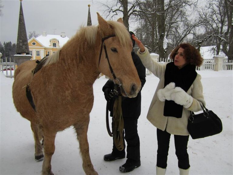 Portugali õpetaja Aida Diamantino tänab hobust toreda saanisõidu eest.