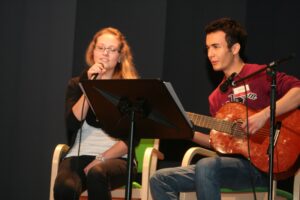 Türgi poiss Serkan Halıcıoğlu ja Eesti neiu Mariliis Tiiter merelaulude kontserdil.