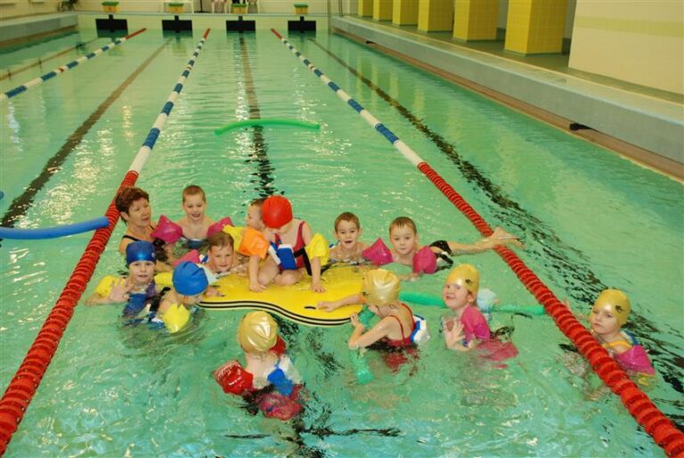 Ujumistunni lõpus jääb aega ka mängimiseks. Laste lemmik on suur ujumisparv, mida nad kutsuvad juustuks, sest see on kollane ja aukudega. Foto: Tamsalu spordikompleks 