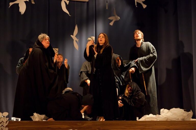 Viljandi maagümnaasiumi õpetajad esitamas Maurice Maeterlincki näidendit „Pimedad”. Foto: Jaan Männik