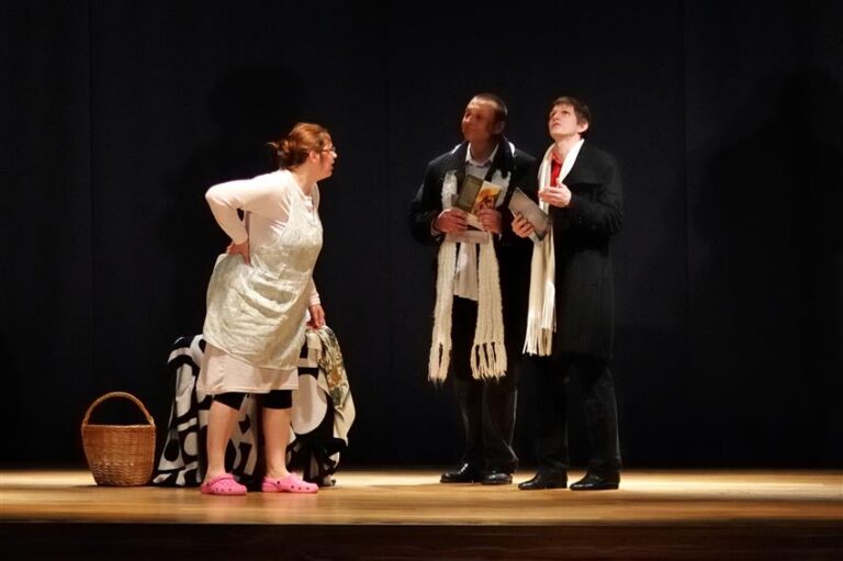 Parksepa keskkooli trupi näitlejad lavastuses „Lihtne elu”. Fotod: Indrek Meos