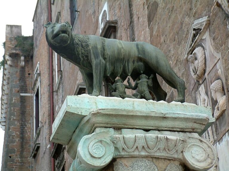 Caupol võis Roomas midagi tuttavatki ette tulla, kas või Kapitooliumi emahunt. Liivi külmahunt tahab neelata päikese, kuid Pikne lööb ta puruks.