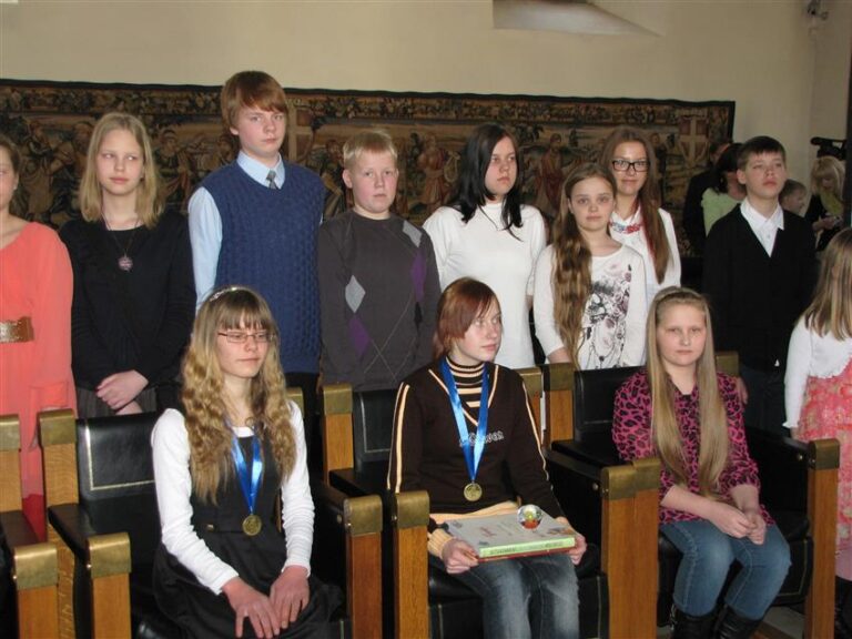 6. aprillil autasustati Tallinna raekojas Sten Roosi nimelise muinasjutuvõistluse võitjaid. Pildil esireas vasakult: võidutöö autor Elo Altnurme Tartu katoliku hariduskeskuse 8. klassist ja kolmanda preemia saaja Birgit Kreem Pärnu Rääma põhikooli 8. klassist. 