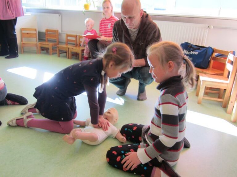 Kaks hingamist, 15 vajutust. Nii see elustamine käib. 