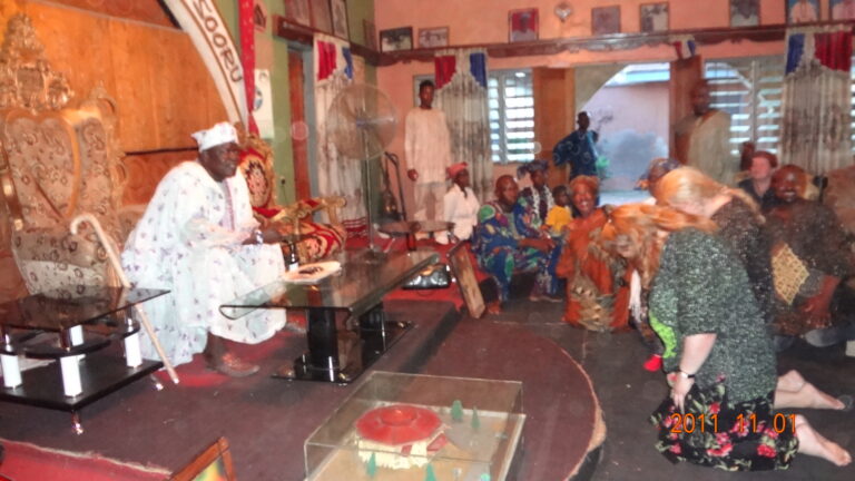 „Kõige raskem oli sügavalt ja alandlikult kummardada külavanemale,” kirjutab Jaana Vasama, kes juhib heategevusorganisatsiooni, mis ehitas Nigeeriasse kooli. Nagu fotolt näha, sai ta sellega siiski hakkama. Foto: Erakogu