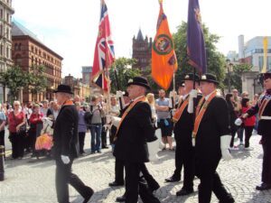12. juuli, Orange festival: rongkäik Belfasti raekoja juures. Oranžid tunnusmärgid osalejate õlgadel näitavad nende kandjate kuulumist ühingusse Orange Order. Fotod: erakogu