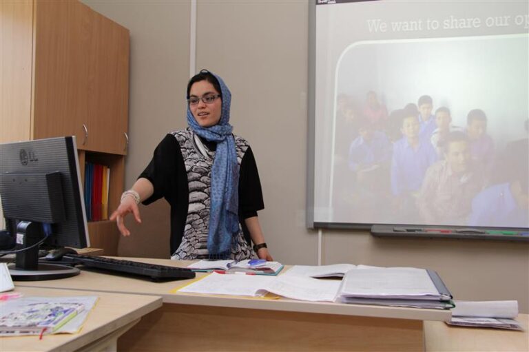 Õpetaja Fatema tutvustab Kalamaja põhikooli 7. klassis slaidide abiga oma kooli. Fotod: Raivo Juurak