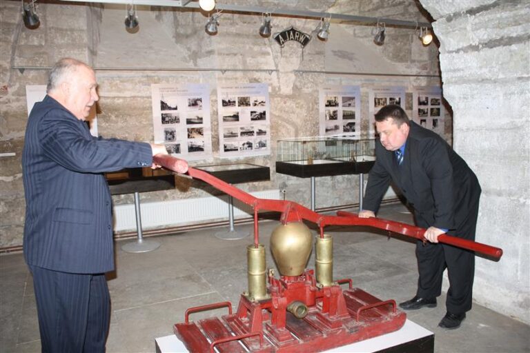 Pumba juures: 7. mail 2013 avati Kuressaare linnuses Saaremaa ainsa linna juubelisünnipäevaks muuseumi kogudest kokku seatud mahukas väljapanek „Kuressaare – 450”. Muuseumi direktor Endel Püüa (vasakul) ning kultuurharidustöö osakonna juhataja Raul Salumäe vahetult enne näituse avamist. Foto: Jürje Koert