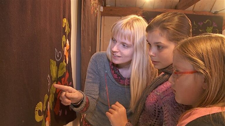 Elen Süvalep oma õpilastega Eesti põllumajandusmuuseumis. Foto: Ahti Tubin