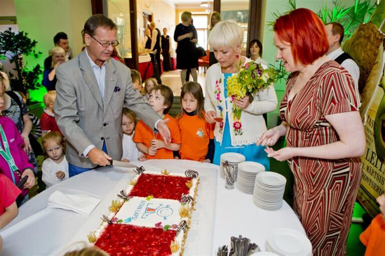 Torti jagavad SA Aitan Lapsi juhatuse liige Paal Aschjem, Aitan Lapsi patroon Evelin Ilves ja Eesti Etendusasutuste Liidu tegevjuht Monika Larini. Fotod: Ardo Kaljuvee