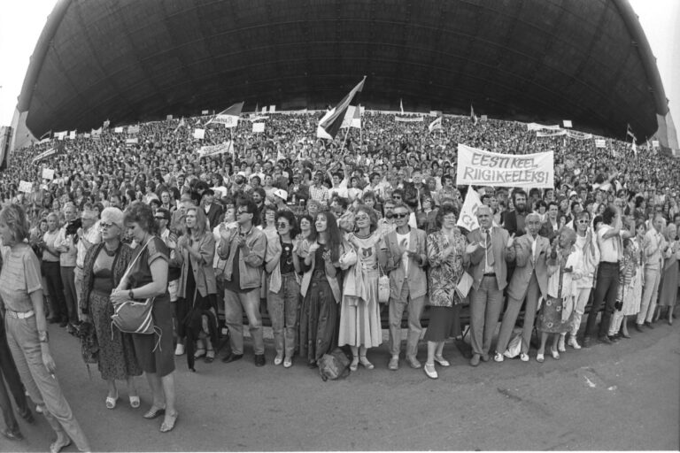 Rahvarinde miiting Tallinna lauluväljakul 17. juunil 1988. „Tundsin, et see, millest pean rääkima, on siinsamas õhus ja kümnete tuhandete inimeste silmades ning mul tuleb see vaid sõnadesse panna,“ meenutab Mare Rossmann laulva revolutsiooni üht tipphetke. Fotod: Verner Puhm / Eesti Filmiarhiiv
