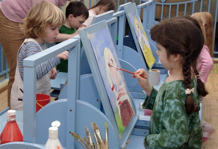 Reggio lasteaedades on kunstiõpetus väga tähtis. Materjali tuleb lastele anda piisavalt, et igaüks saaks luua täpselt nii kaua, kuni soovib. Fotod: Maire Tuul