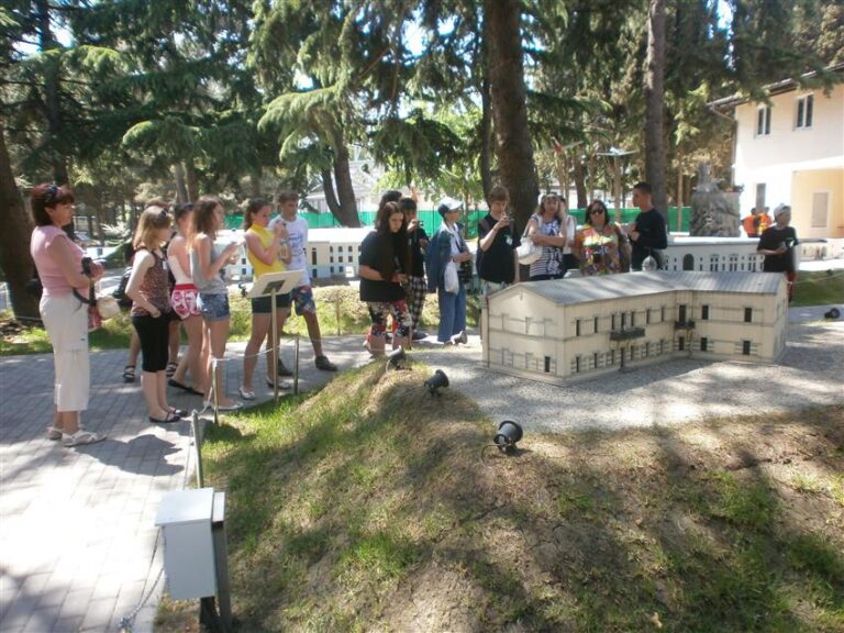 Õpilased ja õpetajad ekskursioonil Krimmi miniatuuride pargis