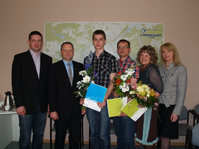 Vasakult: Valga aselinnapea Alar Nääme, Valga linnapea Kalev Härk, Sten Raide ning tema õpetajad Toomas  Duvin ja Eva Tšepurko ning Valga linnavalitsuse haridus- ja kultuuriameti juhataja Anneli Rants.