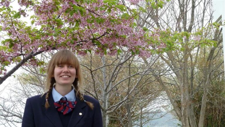 Katrin Priinits ja õitsevad ploomid – esimene puu, mis Jaapanis õide puhkeb. Fotod: erakogu