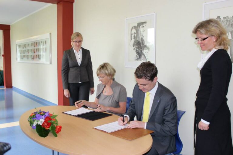 Täna allkirjastasid sotsiaalminister Taavi Rõivas ja Tallinna Lastehaigla juhatuse esimees Katrin Luts laste vaimse tervise keskuse rajamise lepingu. Fotod: sotsiaalministeerium