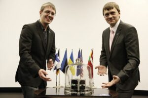 Tartu Ülikooli doktorandid koos satelliidiga. Vasakult Urmas Kvell (õppinud Pärnu Koidula Gümnaasiumis, Silver Lätt (Rakvere Reaalgümnaasiumis. Foto: Riina Varol 