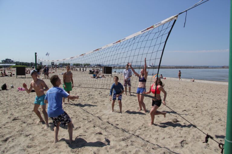 Eelmisel nädalavahetusel algas rannahooaeg. Kui külm vesi ujuma ei meelita, saab rannas lustida näiteks võrkpalli mängides. Fotod: Raivo Juurak