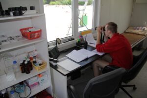 Pirita rannas töötab hooajalise vetelpäästjana ka Kuusalu Keskkooli 12. klassi õpilane Kari Seemel.